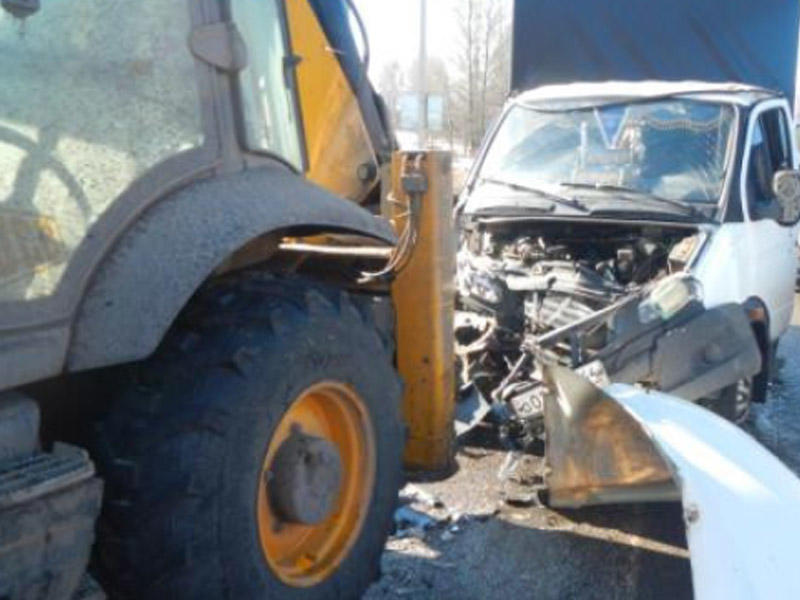 Mingəçevirdə sərnişin avtobusu traktorla toqquşub