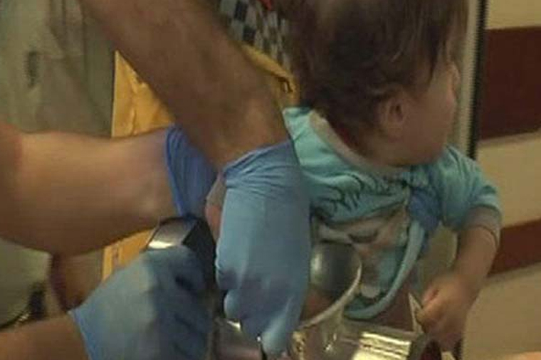 Sumqayıtda uşağın əli ətçəkən maşında qaldı