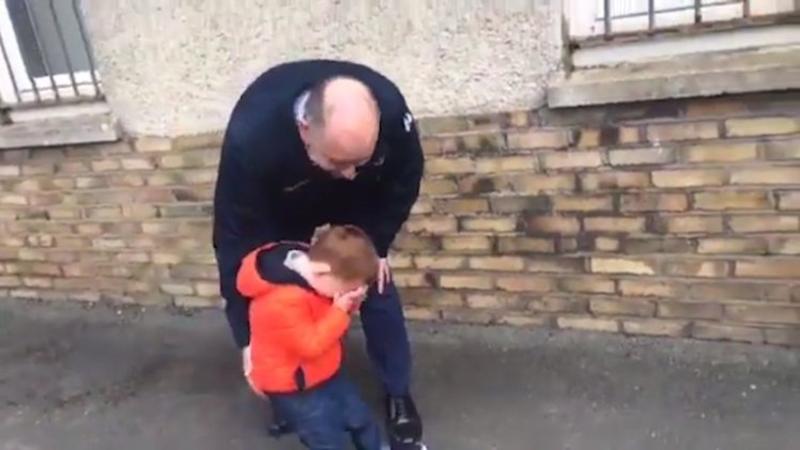 Hərbi xidmətdən qayıdan atasını görən uşaq... - TƏSİRLİ VİDEO