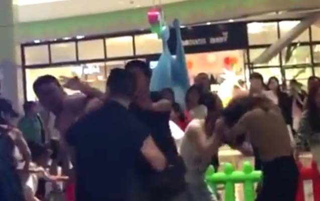 Valideynlər arasında kütləvi dava - Video