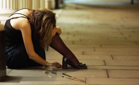 Qubada kişi ilə cinsi əlaqədə olan qızlar onu soydular, stulla… – Şok cinayət