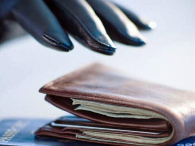 Qonşunun evini də taladı, bank hesabından da pul oğurladı