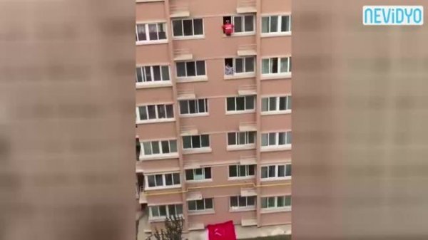 Yanğınsöndürən intihar etmək istəyən qadını belə xilas etdi - VİDEO