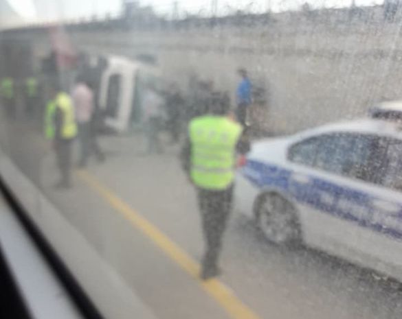 Bakıda betonqarışdıran maşın minik avtomobilinin üstünə aşdı – YENİLƏNİB