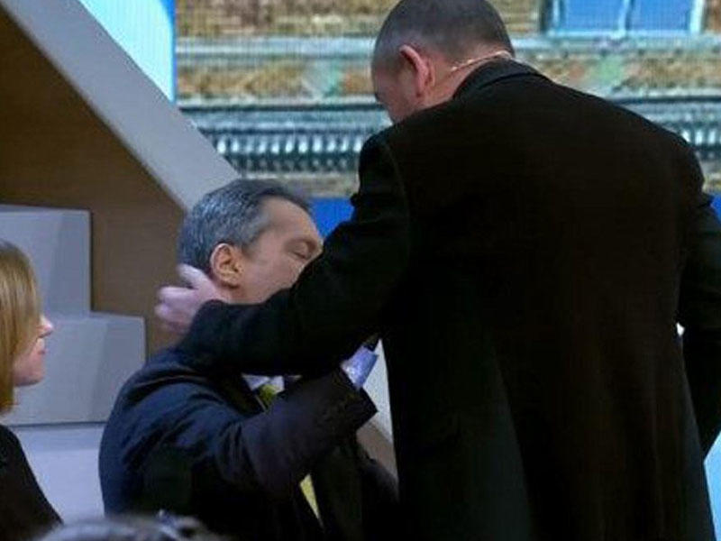 Rusiyalı teleaparıcı canlı yayımda amerikalı qonağa hücum etdi - VİDEO