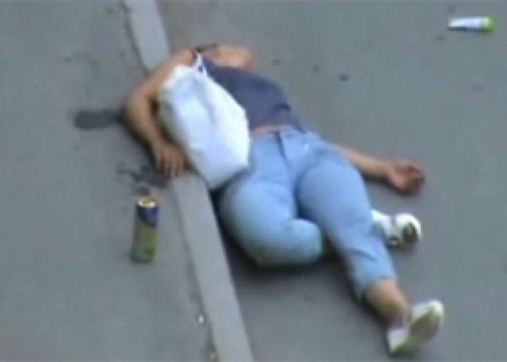 Bakıda sərxoş qız ətrafdakıları qorxutdu - VİDEO