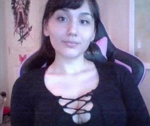 İnternetdə kişiləri soyunduran 17 yaşlı qızdan danışırlar - FOTOLAR