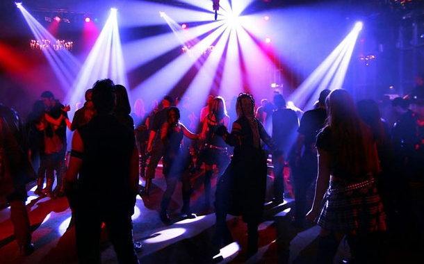 Bakıda gecə klubunda qadınla kişi dalaşdı