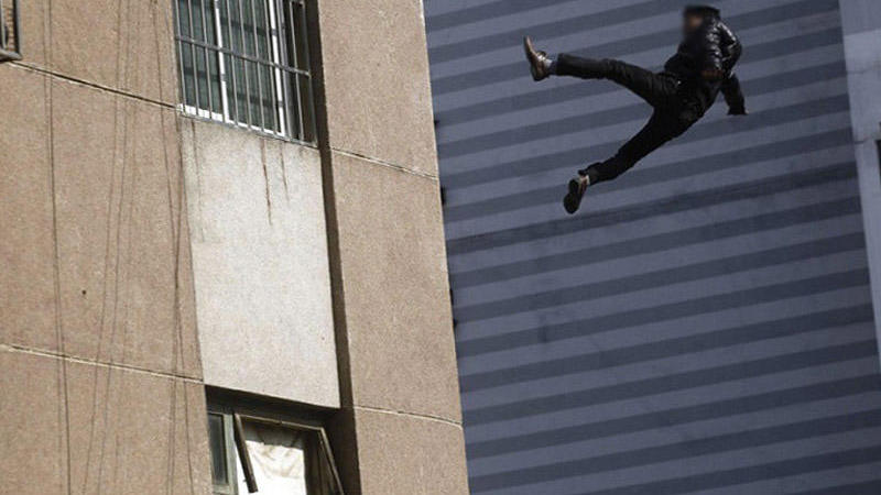 75 yaşlı kişi özünü 7-ci mərtəbədən atdı - BAKIDA