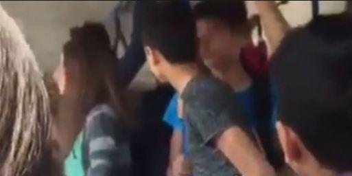 Bakıda avtobusda qadın sürücünü yıxıb sürüdü: 