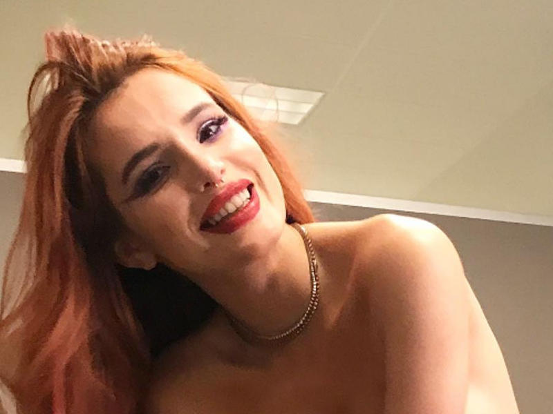 Qadınla öpüşən aktrisa çılpaq şəklini yaydı - FOTO