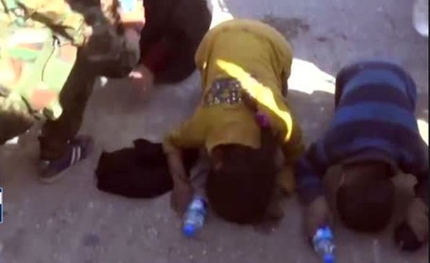 Rakkada qadın abayını çıxarıb, xilaskarlarının qarşısında diz çökdü - VİDEO