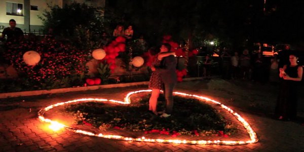 Bakıda universitetdə oğlan qıza evlənmə təklifi etdi (VİDEO)