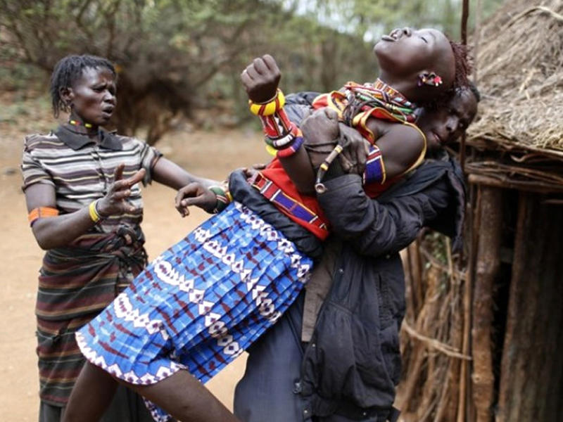 Yad kişi ilə cinsi əlaqədə olmasa, ərinin cəsədini görə bilməz - Qəribə Afrika adəti - FOTO
