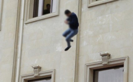 Bakıda xəstə özünü beşinci mərtəbədən yerə atıb