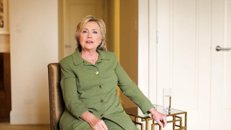 Hillari Klinton efirə gipsdə çıxdı - FOTOLAR