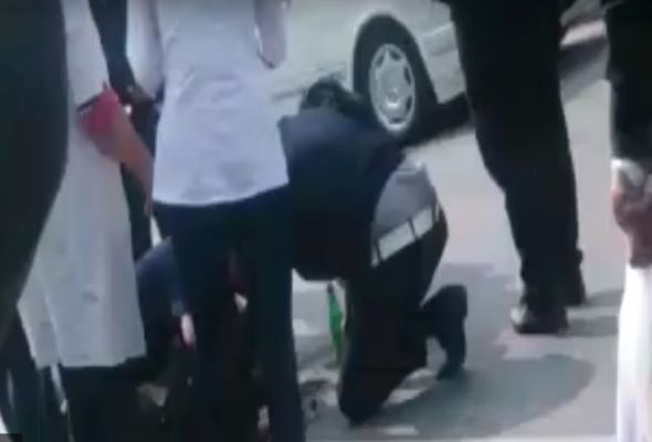 Avtomobil uşağı bağçadan götürməyə gedən qadını vurdu – VİDEO