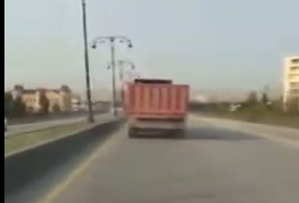 Bakıda yük maşını həyəcanlı anlar yaşatdı – VİDEO