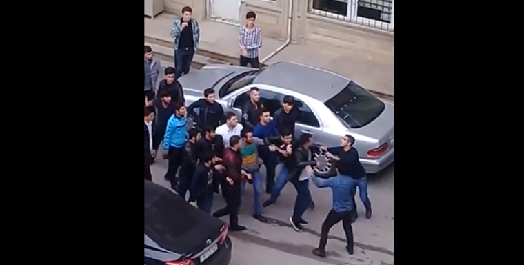 Bakıda universitetdə tələbələr arasında kütləvi dava — VİDEO