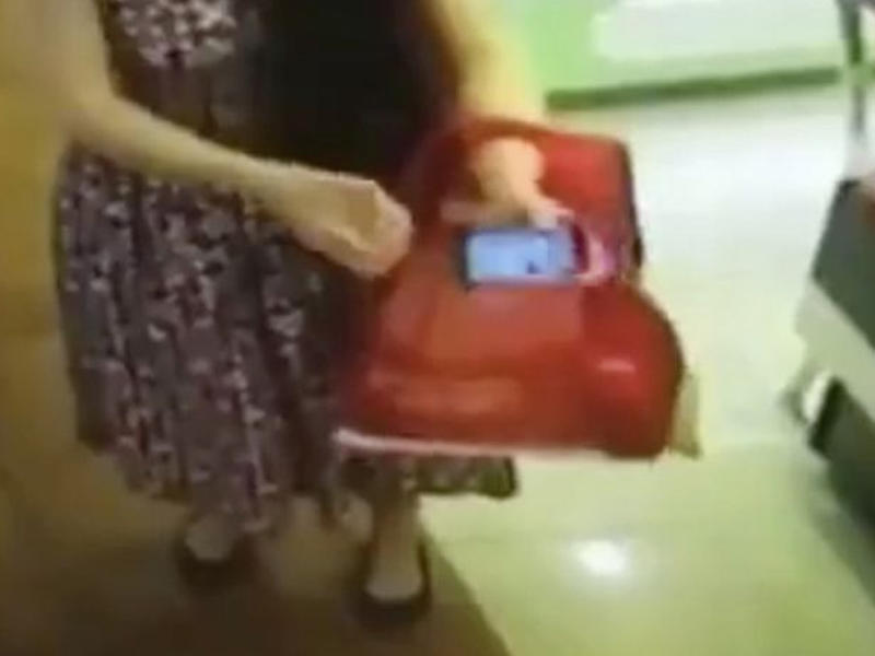 Qadın supermarketdə özünü rüsvay etdi - Ətəyini qaldırıb... VİDEO