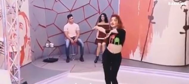 Azərbaycanlı qız efirdəki qaynar rəqsi ilə interneti 