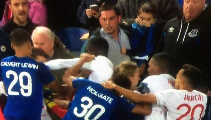 Qucağındakı körpə ilə kütləvi davaya girdi – Video