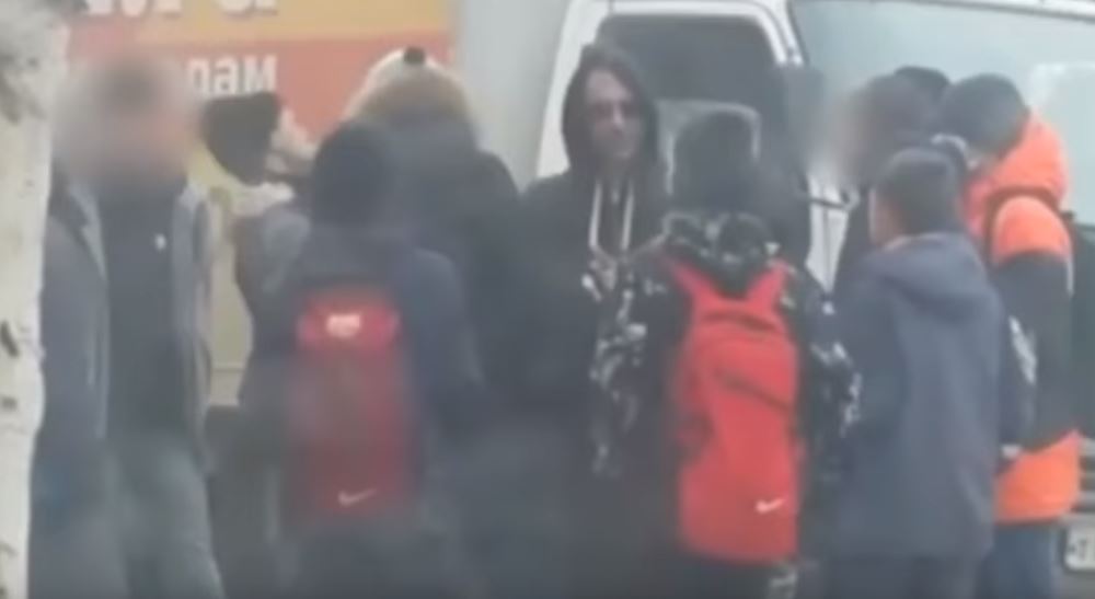 Məktəblilərdən qoca kişiyə vəhşilik – Video