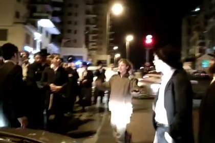 İsrailin qadın əsgəri yəhudilərə hücum etdi – Video