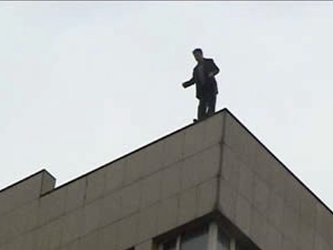 Bakıda qorxulu anlar - 40 yaşlı kişi binanın damına çıxıb...