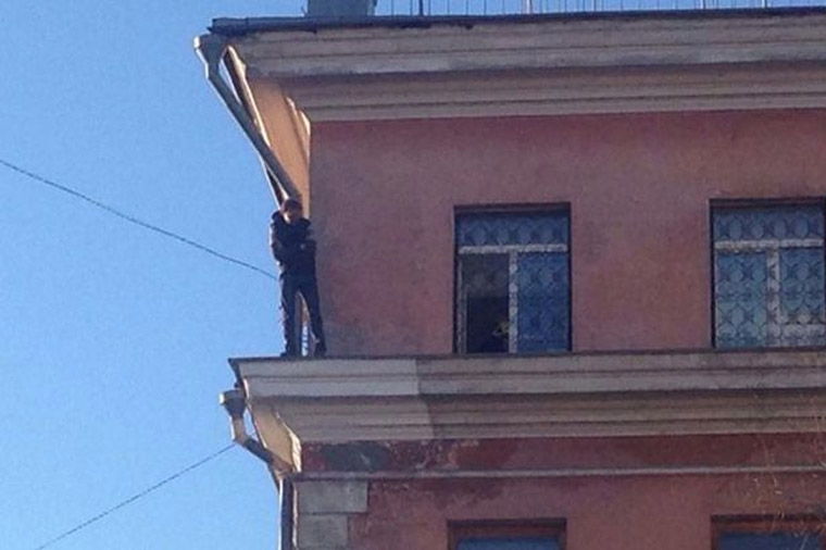 Tikinti şirkətinin aldatdığı şəxs özünü binadan atmaq istədi — VİDEO