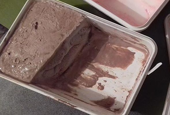 Bakıda qalmaqal: Aldığı dondurma yarımçıq çıxdı – FOTO