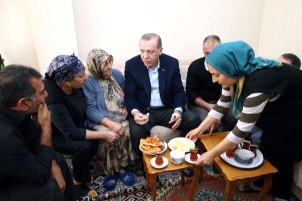 Ərdoğanı çaya dəvət etdi, 