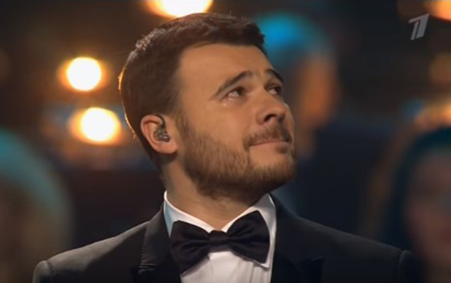 Emin Ağalarov səhnədə ağladı - Video