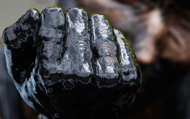 Qubada istifadəsiz qalan quyudan neft çıxdı - Video