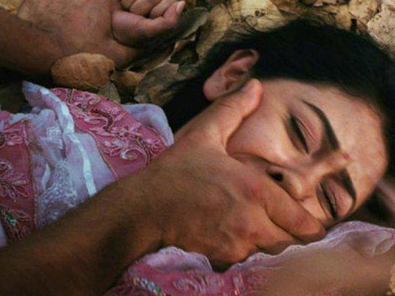 Küçədə zorlanan qadına kömək etmək əvəzinə o anları kameraya çəkdilər - VİDEO