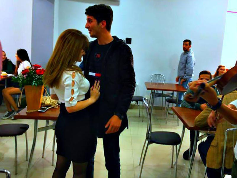 Bakıda daha bir oğlan yeməkxanada sevgilisinə evlilik təklifi etdi - VİDEO