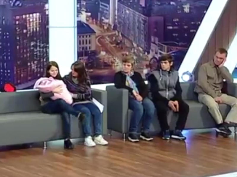 Canlı yayımda biabırçılıq: 12 yaşlı qızı uşağının atasını dəqiqləşdirmək üçün efirə çıxartdılar - FOTO