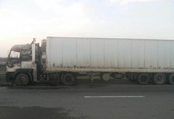 Yevlaxda yük maşını yanıb: Xəsarət alan var - FOTO