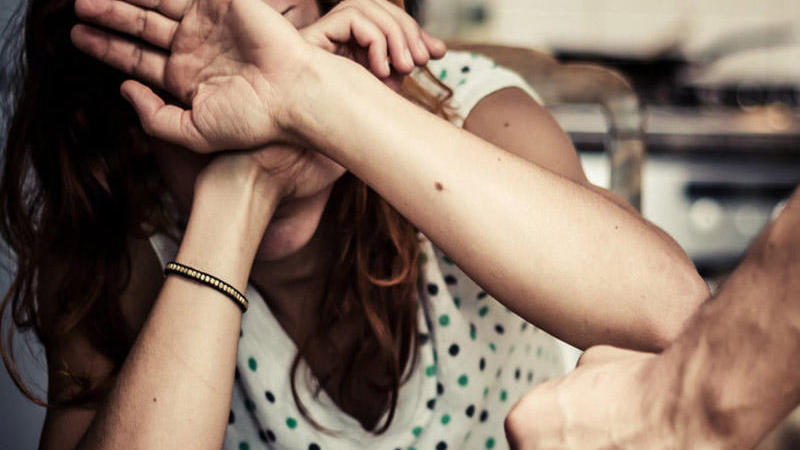 Arvadını döyüb öldürdü - Bakıda QƏTL