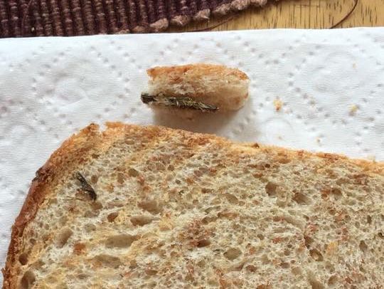 Bakıda çörəyin içindən taxta çıxdı – FOTO