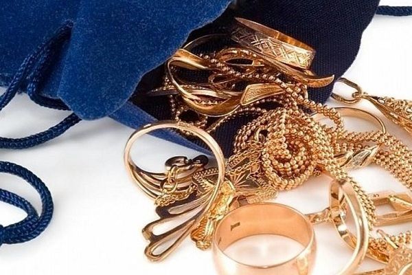 Zaqatalada oğurladığı qızıl-zinət əşyalarını ölkədən çıxarmaq istəyən gənc tutuldu – FOTO