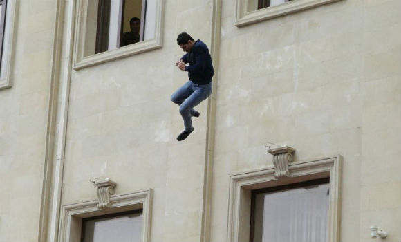 Bakıda dəhşətli intihar — Kişi özünü yaşadığı binanın damından atdı- YENİLƏNİB