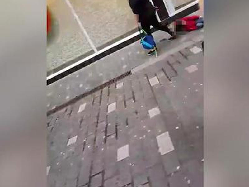 Qadın uşağı küçədə sürüdü - VIDEO