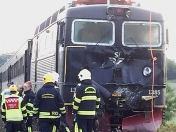 Finlandiyada sərnişin qatarı zirehli transportyor ilə toqquşub: Ölənlər var