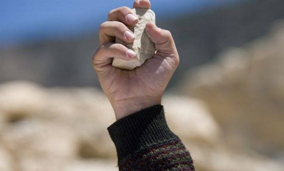 Afrikada xalq məhkəməsi — Azyaşlını zorlayan şəxsi daş-qalaq etdilər