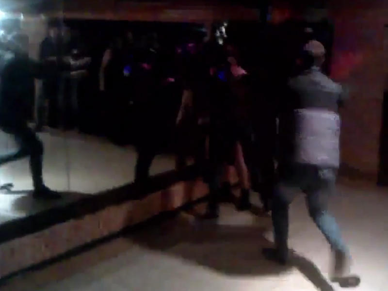 Barda soyunan 3 uşaq anasını döydülər - FOTO