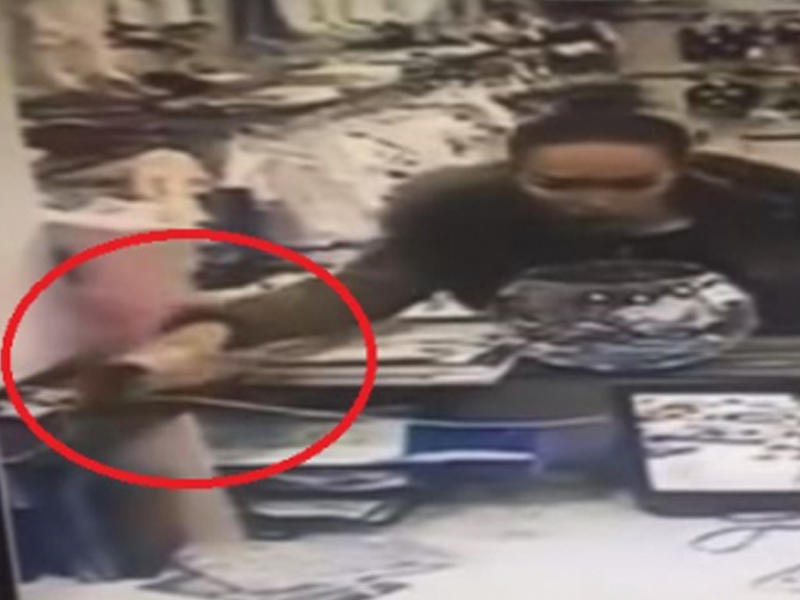 Bakıda mağazadan pul oğurluğu anbaan kameraya düşdü - VİDEO