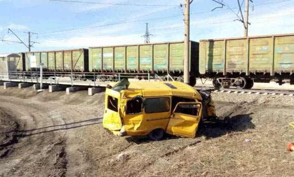 Bakıda yük avtomobili qatarla toqquşub