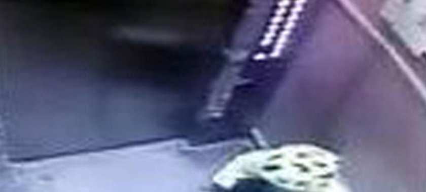 Liftdə müştərinin sifarişini yeyən kuryer işdən qovuldu - VİDEO - FOTO