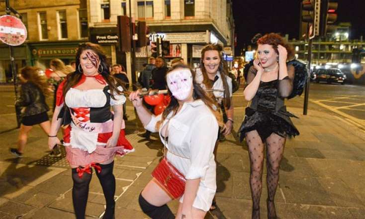 Qeyri-adi paltarlarda küçəyə çıxdılar - FOTOLAR